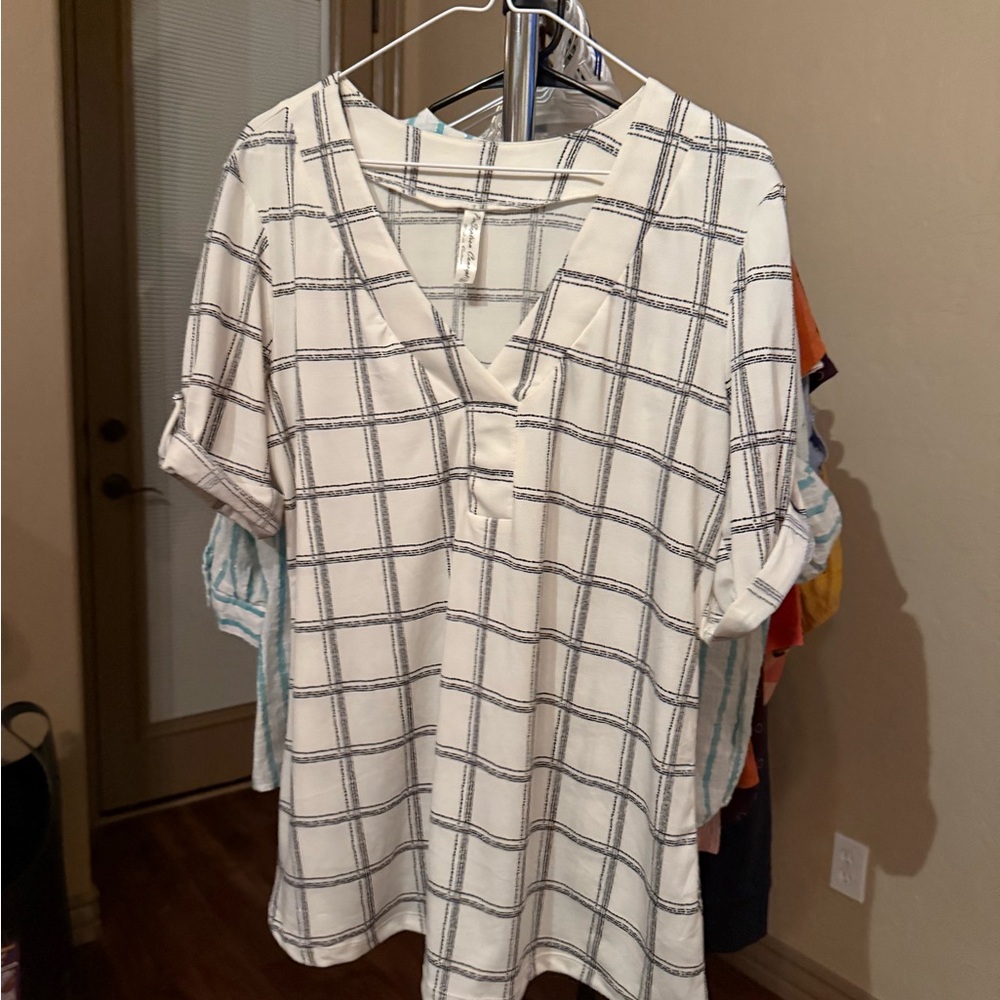 Plaid V-Neck Women's Top - White and Black